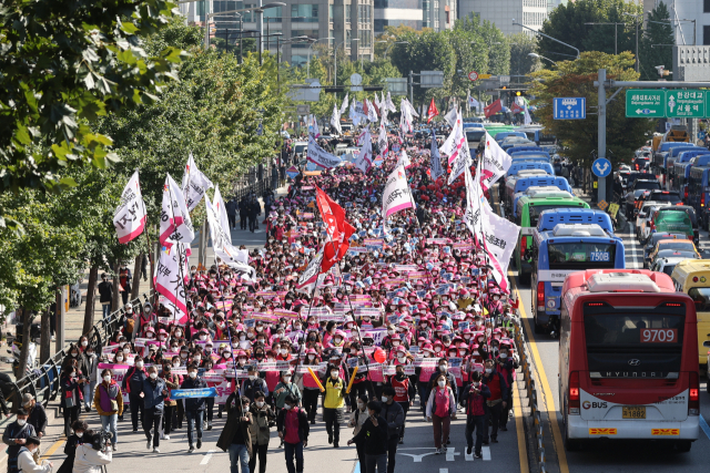 10·20 민주노총 총파업에 참가한 조합원들이 20일 서울 서대문역 인근에서 
