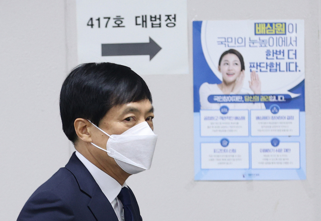 김학의 전 법무부 차관의 출국을 불법으로 막으려 했다는 의혹의 수사를 무마하려던 혐의로 기소된 이성윤 서울고검장이 20일 오전 서울 서초구 서울중앙지법에서 열린 첫 공판에 출석하기 위해 법정으로 향하고 있다. 연합뉴스