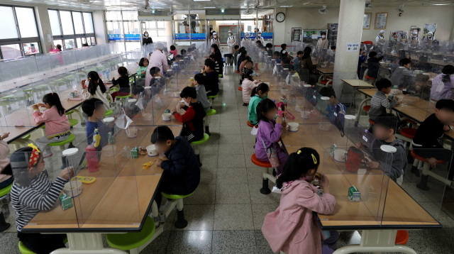 대구 교육공무직노조 파업으로 일부 학교 급식이 차질을 빚은 지난 2021년 10월 20일 대구 중구 삼덕초등학교 급식실에서 학생들이 빵과 우유를 점심으로 먹고 있다. 기사 내용과는 상관없는 사진. 김영진 기자 kyjmaeil@imaeil.com