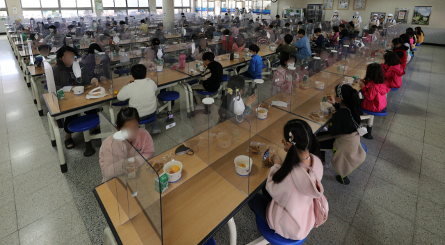 민주노총 총파업이 실시된 20일 오전 대구 중구 삼덕초등학교 급식실에서 학생들이 빵과 우유를 점심으로 먹고 있다. 김영진 기자 kyjmaeil@imaeil.com