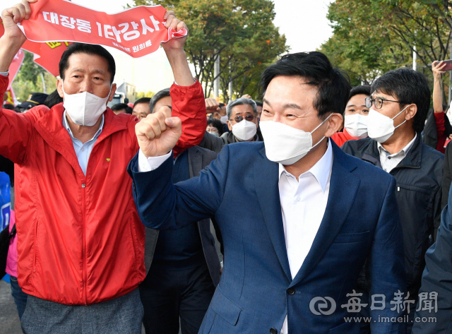 국민의힘 제20대 대통령 후보자 대구경북 토론회가 20일 오후 대구문화방송에서 열린 가운데 원희룡 후보가 토론회장으로 들어가기 전 지지자들과 인사를 나누고 있다. 우태욱 기자 woo@imaeil.com