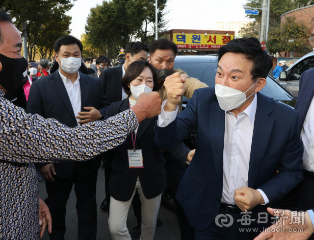 국민의힘 제20대 대통령 후보자 대구경북 토론회가 20일 오후 대구문화방송에서 열린 가운데 원희룡 후보가 토론회장으로 들어가기 전 지지자들과 인사를 나누고 있다. 우태욱 기자 woo@imaeil.com