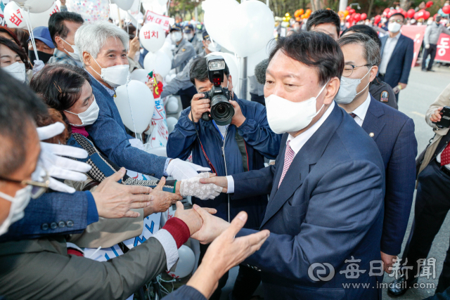 국민의힘 제20대 대통령 후보자 대구경북 토론회가 20일 오후 대구문화방송에서 열린 가운데 윤석열 후보가 토론회장으로 들어가기 전 지지자들과 인사를 나누고 있다. 우태욱 기자 woo@imaeil.com