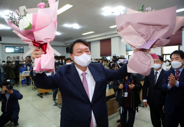 국민의힘 대권주자인 윤석열 전 검찰총장이 20일 대구시당에서 열린 국민캠프 대구 선대위 임명장 수여식에서 지지자들로부터가 꽃다발을 받고 있다. 연합뉴스