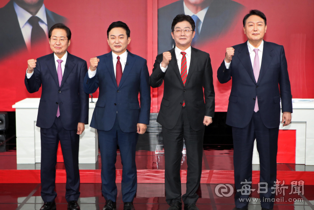 지난 20일 오후 대구문화방송에서 열린 국민의힘 제20대 대통령 후보자 대구경북 토론회에 참석한 홍준표 원희룡 유승민 윤석열(왼쪽부터) 후보자가 토론회 시작에 앞서 포즈를 취하고 있다. 우태욱 기자 woo@imaeil.com