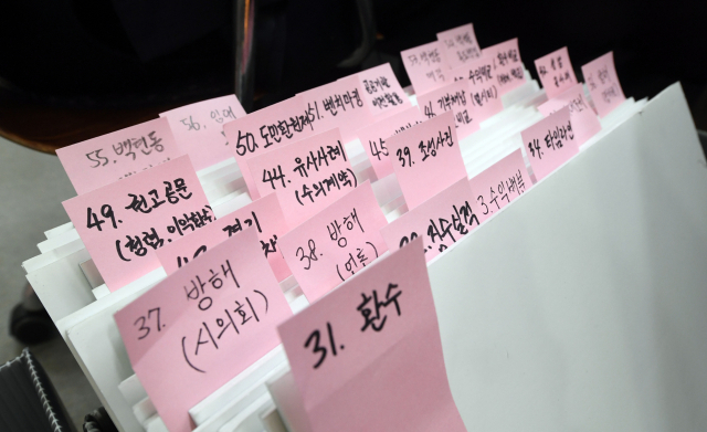 20일 경기도 수원시 경기도청에서 열린 국회 국토위원회 국정감사에서 더불어민주당 대선 후보인 이재명 경기도 지사 주변에 답변 자료가 놓여 있다. 2021. 10. 20 [국회사진기자단] 연합뉴스