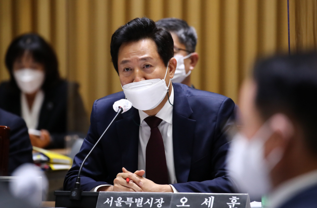 오세훈 서울시장이 20일 서울시청에서 열린 국회 국토교통위원회의 서울시 국정감사에서 의원들의 질의에 답변하고 있다. 연합뉴스