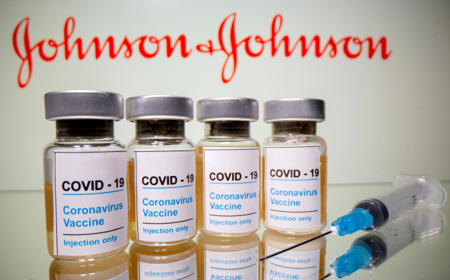 미국 제약사 존슨앤드존슨(J&J)은 5일(현지시간) 식품의약국(FDA)에 18세 이상 성인을 대상으로 제약 부문 계열사 얀센이 개발한 신종 코로나바이러스 감염증(코로나19) 백신의 부스터샷 긴급사용 승인을 신청했다고 CNBC 등 현지 언론이 보도했다. 1회 접종만으로 면역력이 생성되는 얀센 백신은 두 번째 접종이 부스터샷이 된다. 사진은 J&J사 로고 앞에 놓인 얀센 코로나19 백신과 주사기 일러스트. 연합뉴스