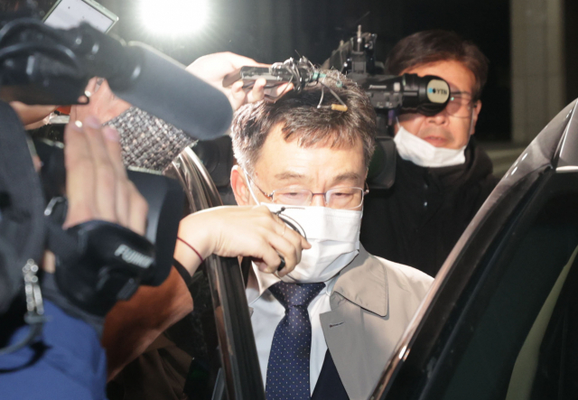 화천대유 대주주 김만배씨가 20일 오후 서울 서초구 서울중앙지검에서 조사를 마친 뒤 밖으로 나서고 있다. 연합뉴스