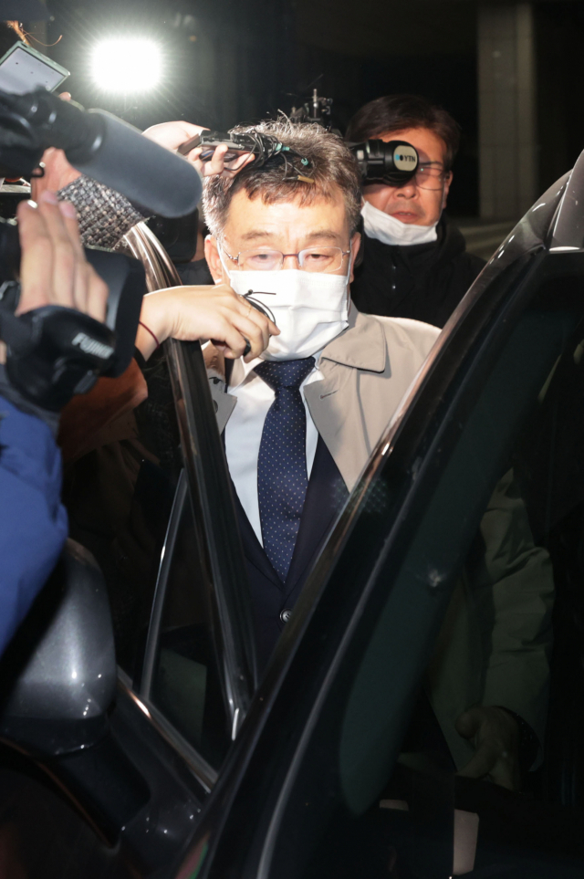 화천대유 대주주 김만배씨가 20일 오후 서울 서초구 서울중앙지검에서 조사를 마친 뒤 밖으로 나서고 있다. 연합뉴스