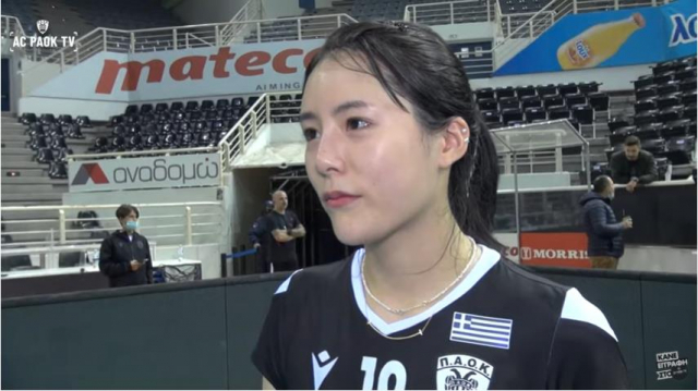 PAOK 세터 이다영이 21일(한국시간) 그리스 테살로니키 PAOK 스포츠 아레나에서 열린 올림피아코스와의 홈경기에서 올림피아코스와의 그리스 리그 데뷔전에서 승리한 뒤, 구단 공식 채널과 인터뷰하고 있다. 연합뉴스