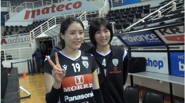 PAOK 테살로니키 이다영(왼쪽)과 이재영이 올림피아코스와의 경기 뒤 기념 촬영을 하고 있다. PAOK 테살로니키 유튜브 채널 AC POAK TV 캡처.