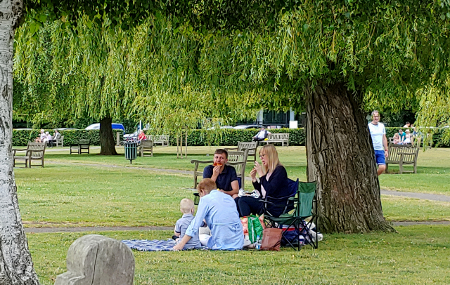 영국의 공원에는 다양한 의자들이 많다.