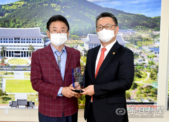 경산시 김주령 부시장(오른쪽)이 21일 2021년 경상북도 가축방역시책 평가에서 