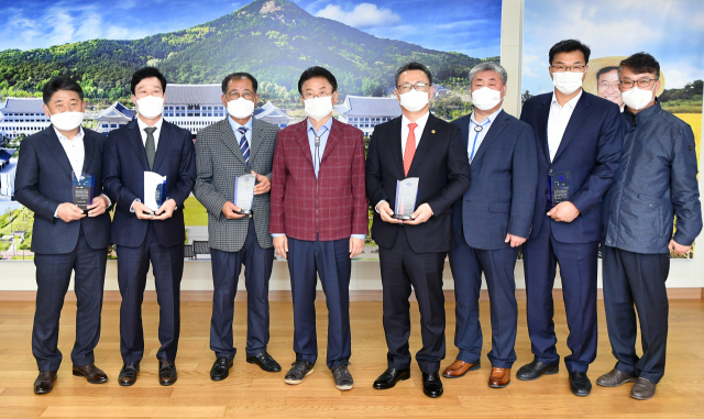 경상북도 가축방역평가 우수시군 시상식에서 관계자들이 이철우(왼쪽 네 번째) 경북도지사와 기념촬영을 하고 있다. 경북도 제공