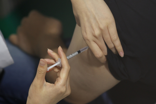 코로나19 백신 접종 완료율이 70%를 향하고 있는 가운데 지난달 21일 오전 서울 서대문구 코로나19 예방접종센터에서 백신 접종을 하고 있다. 사진은 기사 내용과 관련 없음. 연합뉴스