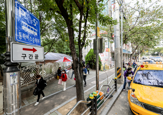 어린이보호구역 내 주·정차를 전면 금지하는 개정 도로교통법이 시행된 21일 오후 대구 북구 칠성초등학교 앞 어린이 보호구역에 