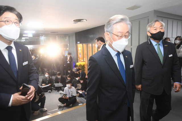 더불어민주당 대선 후보인 이재명 경기도지사가 지난 20일 경기도 수원시 경기도청에서 열린 국회 국토교통위원회의 경기도에 대한 국정감사를 마치고 취재진 질문에 답한 후 집무실로 향하고 있다. 연합뉴스