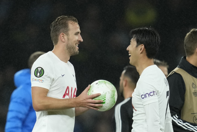 지난달 30일(현지시간) 영국 런던의 토트넘 홋스퍼 스타디움에서 열린 유럽축구연맹(UEFA) 유로파 콘퍼런스리그(UECL) 조별리그 G조 2차전 토트넘 홋스퍼(잉글랜드) 대 NS 무라(슬로베니아)의 경기 종료 후 토트넘의 해리 케인(왼쪽·28)과 손흥민(29)이 환호하고 있다. 케인은 이날 해트트릭을 터트렸으며, 손흥민은 케인의 2번째 골이자 팀의 4번째 골을 도와 시즌 첫 도움을 기록했다. 이들의 활약으로 토트넘은 5대1로 완승했다. 연합뉴스