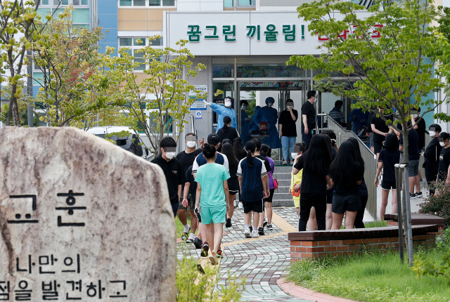 대구 동구 신아중학교 학생들이 교내에서 코로나19 진단 검사를 받기 위해 차례를 기다리고 있다. 기사 내용과는 관계 없음. 매일신문DB