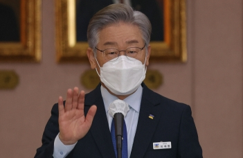 이재명 경기도지사가 20일 경기도 수원시 팔달구 경기도청에서 열린 국회 국토교통위원회의 경기도청에 대한 국정감사에서 선서하고 있다. 연합뉴스