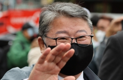 조원진 우리공화당 대선후보가 16일 오후 서울광장에서 열린 우리공화당 대국민 보고대회에서 손을 흔들고 있다. 연합뉴스