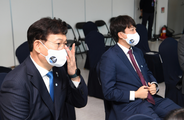 더불어민주당 송영길, 국민의힘 이준석 대표가 21일 오후 전남 고흥 나로우주센터 연구동에서 한국형 발사체