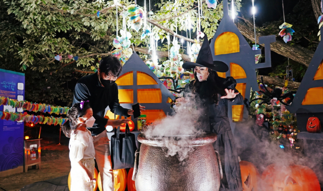 경주엑스포대공원을 찾은 관광객이 루미나 해피 할로윈 '마녀의 부엌' 체험을 하고 있다. (재)문화엑스포 제공