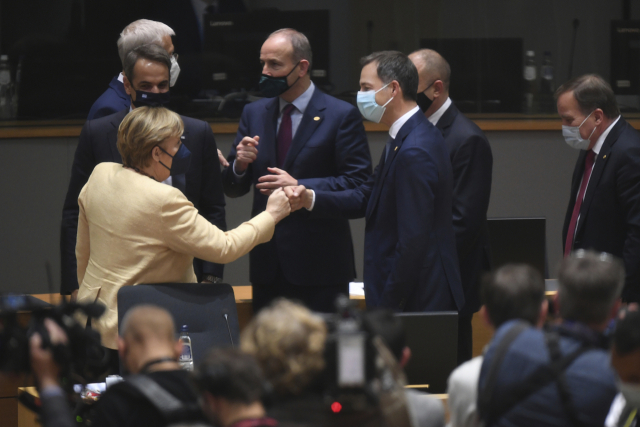 21일(현지시간) 벨기에 브뤼셀에서 이틀 일정으로 개막한 유럽연합(EU) 정상회의에서 앙겔라 메르켈(왼쪽) 독일 총리(왼쪽)가 알렉산더르 더크로 벨기에 총리와 주먹 인사를 하고 있다. 연합뉴스