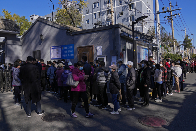 중국 수도 베이징에서 22일(현지시간) 주민들이 신종 코로나바이러스 감염증(코로나19) 백신 부스터샷을 맞기 위해 길게 줄지어 서 있다. 베이징시는 내년 2월 개막할 동계올림픽을 넉 달 앞두고 이날부터 부스터샷 접종을 개시했다. 연합뉴스