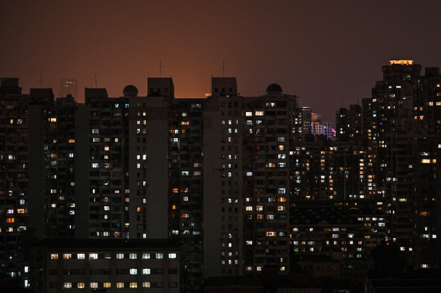 중국 최대 경제 도시 상하이의 주거용 빌딩들이 불을 밝히고 있다. . 연합뉴스