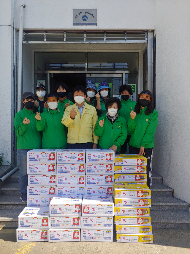 밀양시 삼문동 새마을부녀회가 취약계층을 위한 생필품 나눔 봉사활동에 앞서 기념촬영을 하고 있다. 밀양시 제공