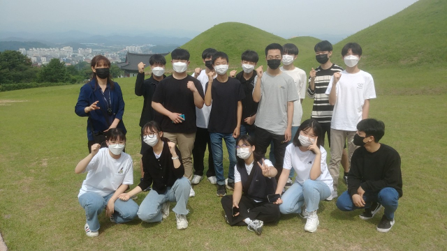 영산중 학생들이 송현동 고분군에서 문화재 탐방을 하는 모습. 창녕교육지원청 제공