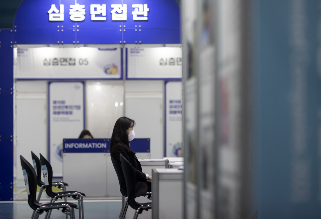 올해 상반기 청년들이 겪은 경제적 고통이 역대 최악 수준을 기록했다는 분석이 나왔다. 취업난이 심각해진 사이 물가는 오히려 폭등했기 때문이다. 21일 서울 강남구 세텍(SETEC) 전시장에서 열린 제16회 외국인투자기업채용박람회에서 한 참가자가 상담 부스에서 대기하고 있다. 연합뉴스