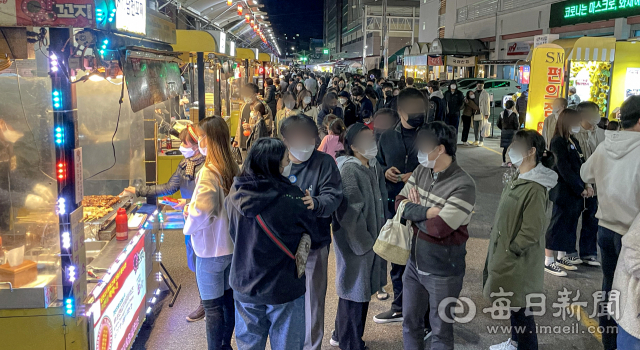 국내 코로나19 백신 접종 완료율이 70%를 넘어선 가운데 23일 오후 대구 중구 서문시장 야시장이 '불토'를 즐기러 온 시민들로 북적이고 있다. 안성완 기자 asw0727@imaeil.com