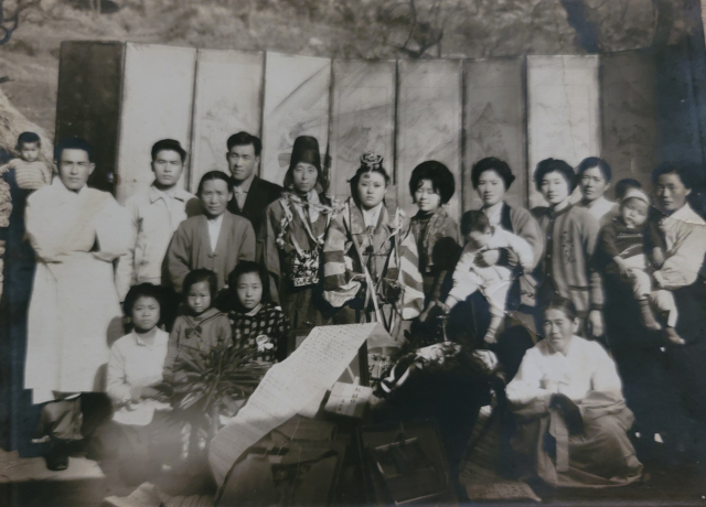 전일출(뒷줄 오른쪽 다섯번째) 씨와 이명옥(앞줄 왼쪽 두번째) 씨가 친척 결혼식에서 찍은 기념 사진. 가족제공.