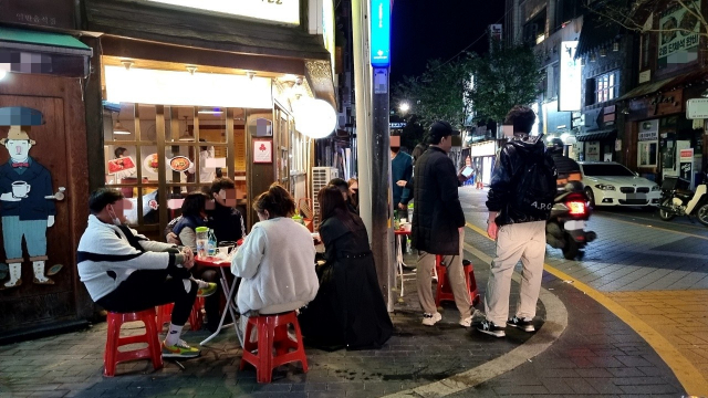 이날 동성로보다 비교적 나이대가 있는 이들이 찾는 종로 거리 역시 늦은 시각까지 사람들로 가득했다. 자정이 되자 술집 주인이 이제 나가야 한다고 큰소리로 안내했지만 몇몇 테이블은 떠나기 아쉬워 짐을 싸는 둥 마는 둥 하는 모습이었다. 윤정훈 기자