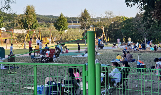 영천시는 폐교된 자천중학교를 활용해 자연친화적 놀이공원 '보현산녹색체험터'를 조성해 시범운영 개장했다. 영천시 제공