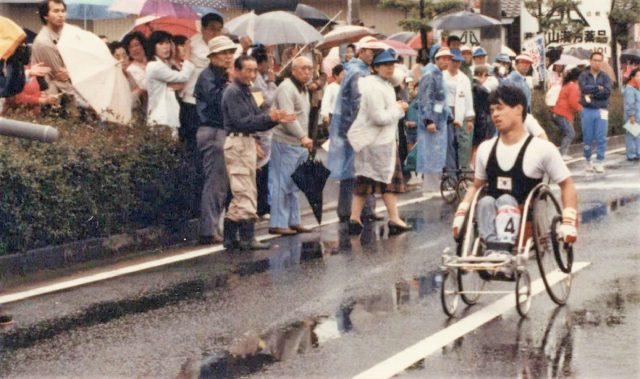 1989년 열린 일본고베장애인 아시아 경기대회에 참가한 김병우 관장이 휠체어를 밀고 있다. 이 대회에서 김관장은 금메달 4개 등 총 7개의 메달을 목에 걸었다. 본인제공.