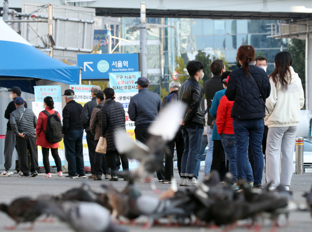 신종 코로나바이러스 감염증(코로나19) 신규 확진자 수가 1천423명을 기록한 24일 오전 서울 중구 서울역 코로나19 임시 선별검사소에서 시민들이 검사를 기다리고 있다. 연합뉴스