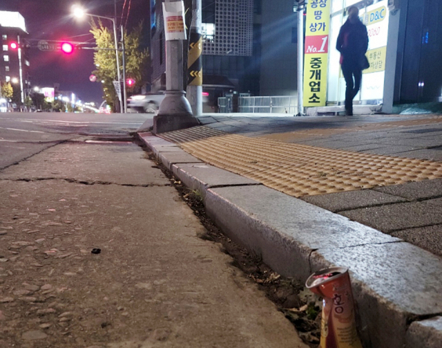 20일 대구 북구 한국로봇산업진흥원 앞 횡단보도 곳곳엔 적정 기준치(2cm)에 부합하지 않는 연석이 보였다. 가장 심한 곳은 8cm에 달한다. 최혁규 기자