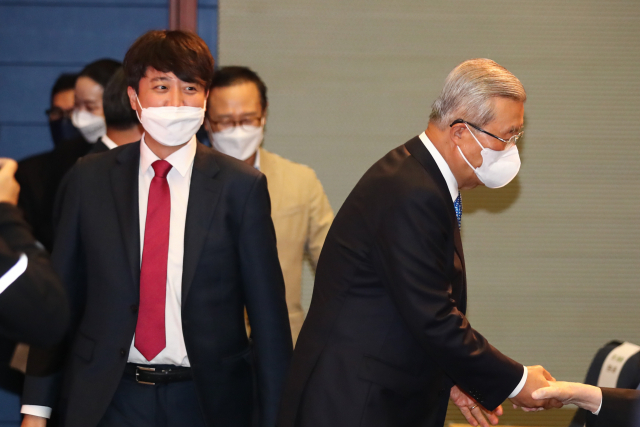 국민의힘 이준석 대표와 김종인 전 비상대책위원장이 지난달 24일 오후 서울 마포구 상암동 누리꿈 스퀘어 국제회의실에서 열린 