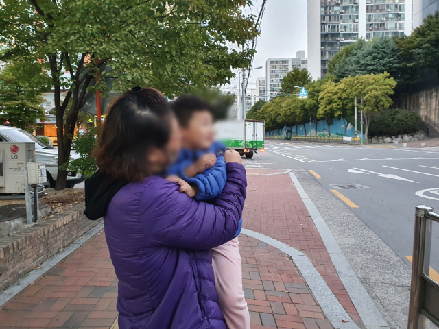 외할머니 조성연(가명·44) 씨가 손자 지성(가명·3)이를 안고 있다. 배주현 기자