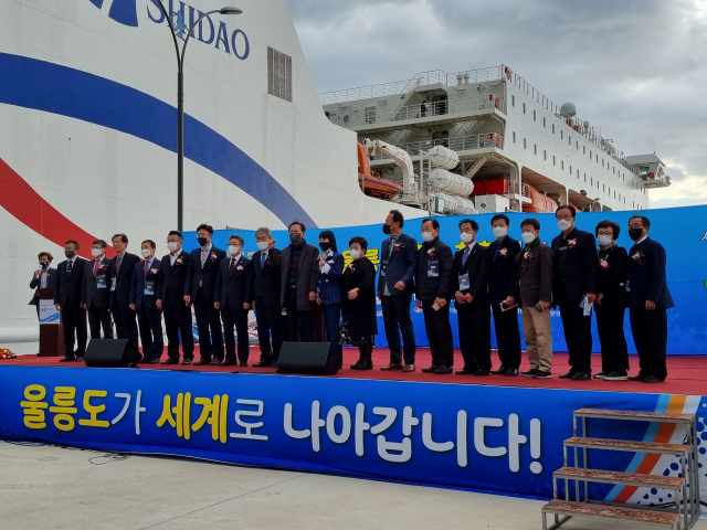 10월 24일 경북 울릉군 사동항에서 열린 울릉크루즈 취항 한달 기념행사. 허순구 기자