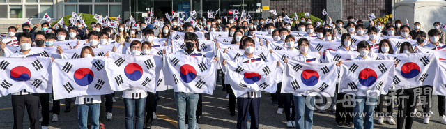 25일 오전 대구시청별관 앞에서 '독도의날'을 기념한 '독도사랑 플래시몹' 행사가 열리고 있다. 이날 행사에는 권영진 시장을 비롯해 '2021 미스대구·경북', 대구시청 직원 등 60여 명이 참여했다. 안성완 기자 asw0727@imaeil.com