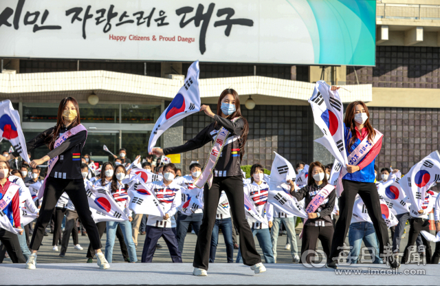 25일 오전 대구시청별관 앞에서 '독도의날'을 기념한 '독도사랑 플래시몹' 행사가 열리고 있다. 이날 행사에는 권영진 시장을 비롯해 '2021 미스대구·경북', 대구시청 직원 등 60여 명이 참여했다. 안성완 기자 asw0727@imaeil.com