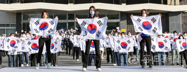 25일 오전 대구시청별관 앞에서 '독도의날'을 기념한 '독도사랑 플래시몹' 행사가 열리고 있다. 이날 행사에는 권영진 시장을 비롯해 '2021 미스대구·경북', 대구시청 직원 등 60여 명이 참여했다. 안성완 기자 asw0727@imaeil.com