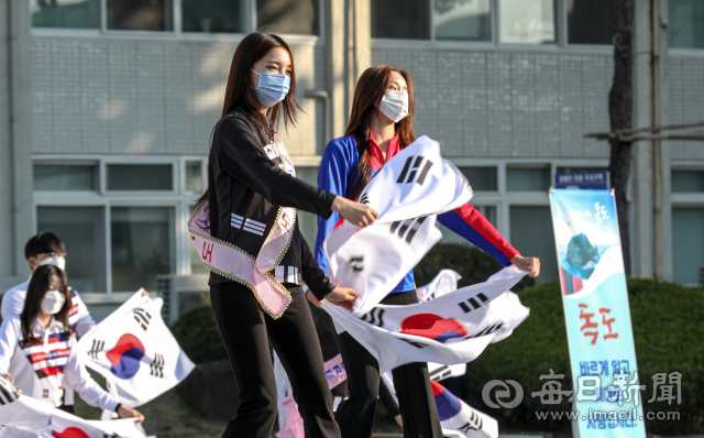 25일 오전 대구시청별관 앞에서 '독도의날'을 기념한 '독도사랑 플래시몹' 행사가 열리고 있다. 이날 행사에는 권영진 시장을 비롯해 '2021 미스대구·경북', 대구시청 직원 등 60여 명이 참여했다. 안성완 기자 asw0727@imaeil.com