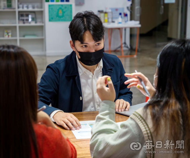 대구의 한 사회적 협동조합을 찾아 컨설팅 해주는 조동인 대표. 김태형 선임기자 thk@imaeil.com