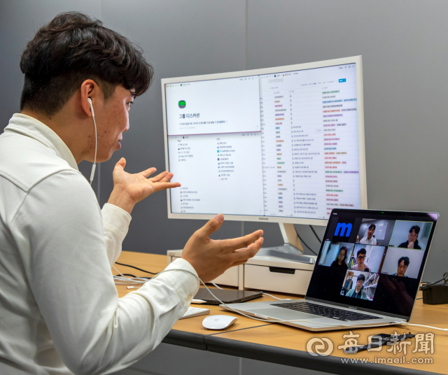 전국 청년 창업가들에게 줌 화상으로 무료로 맨토링 해주는 조동인 대표. 김태형 선임기자 thk@imaeil.com